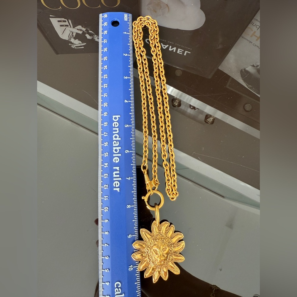 LOT 2269 24K gold plated CHANEL vintage lion head pendant necklace early 80s - Picture 6 of 8